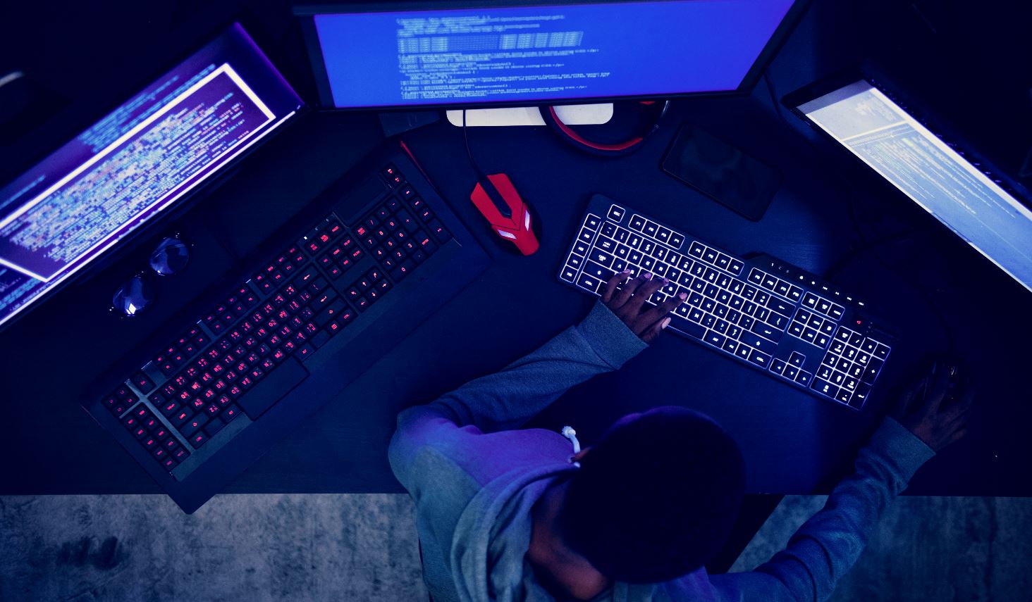 Взрослый мужчина использует ноутбук с клавиатурой, играет в видеоигры.